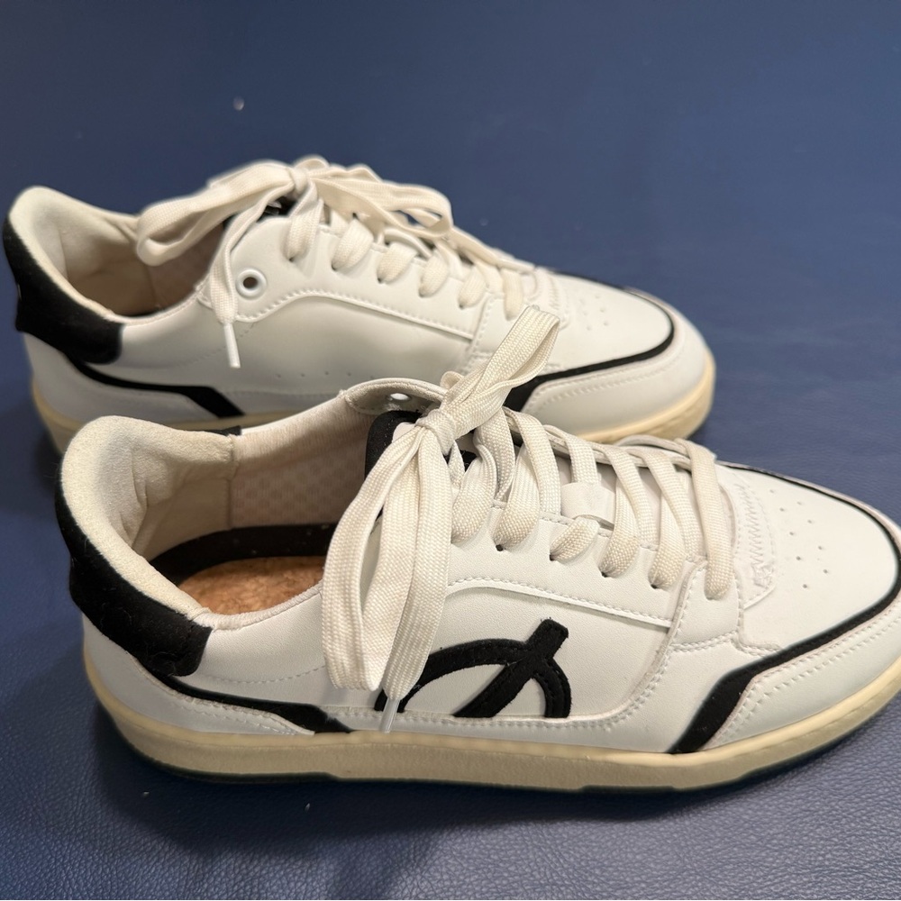 LOCI Neo Women’s Low Top Sneakers size 9 or 40